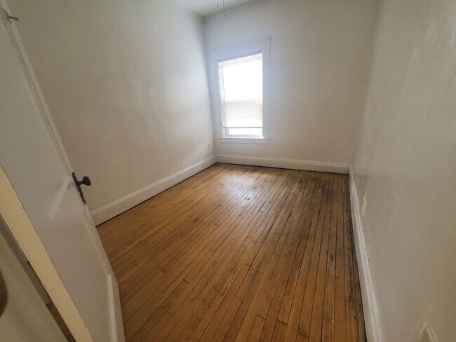 Building Photo - 2bd Unit in 4-plex near Case Western!