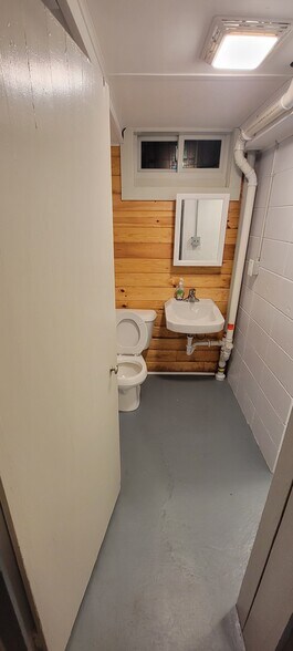 Toilet - 132 18th Ave N