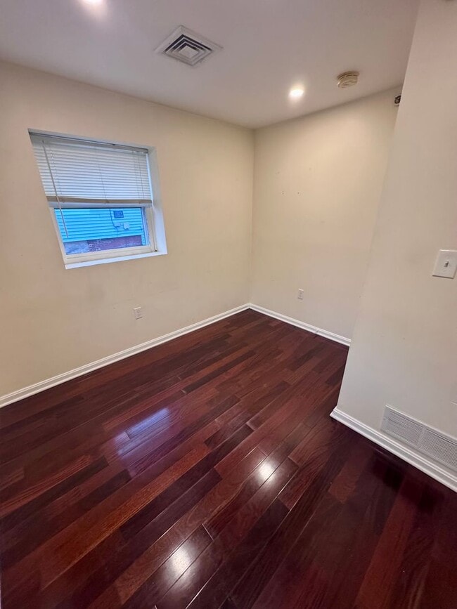 Building Photo - Two Bed Condo - Walking Distance to Downtown w/ Off Street Parking!