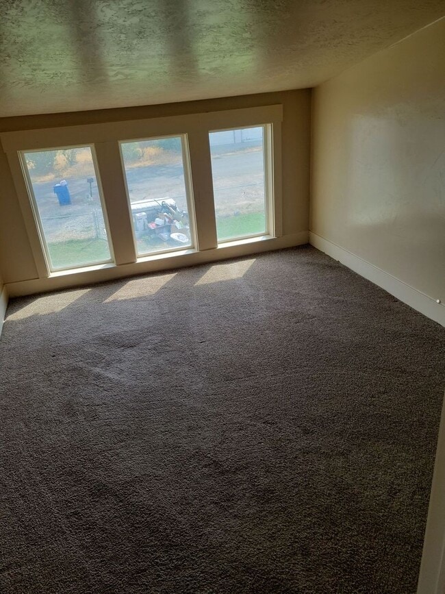 Building Photo - 6 bedroom, 2 bathroom house for rent in Je...
