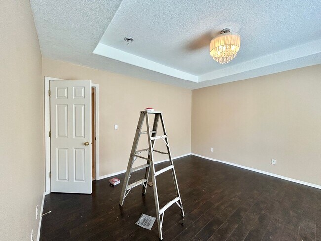 Building Photo - Spacious 4 Bed, 2.5 Bath House