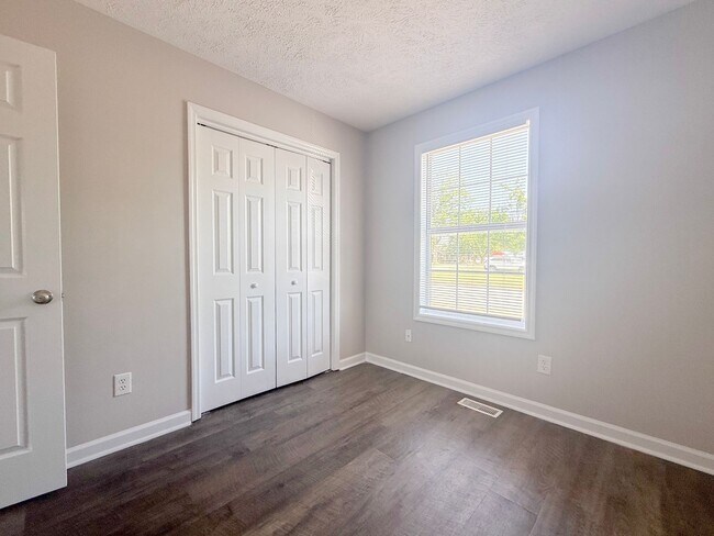 Building Photo - 480 W 4th St