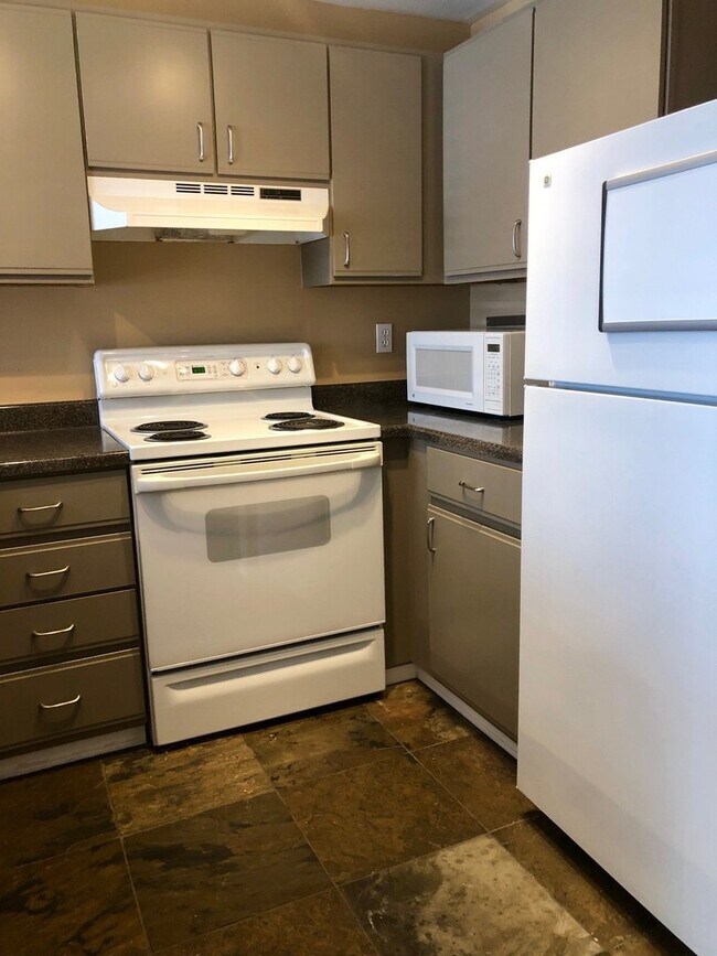 Building Photo - 1 Bedroom Near Lake Washington With Pool!