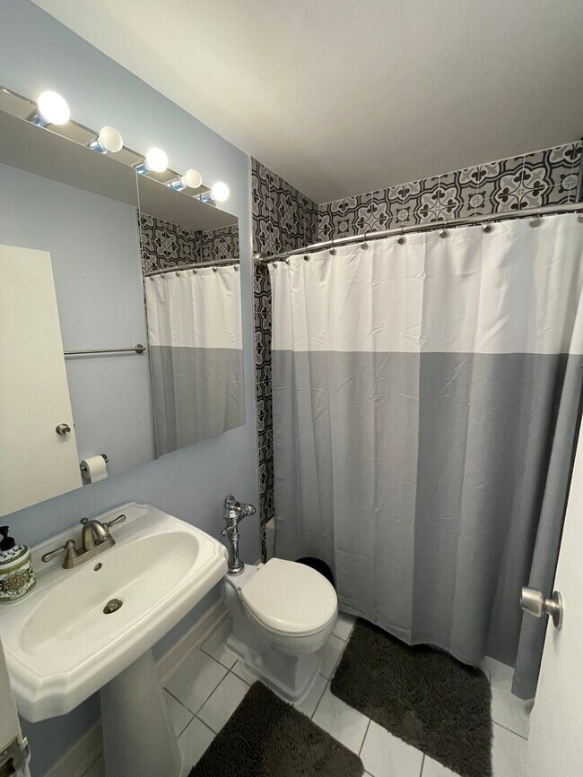 Building Photo - 3900 N Lake Shore Dr