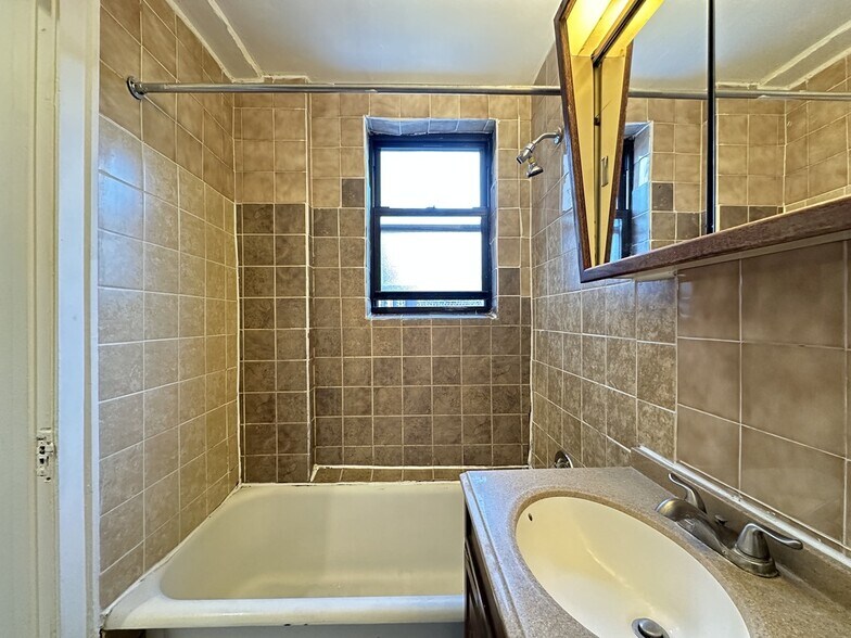 Building Photo - 744 W Belmont Ave