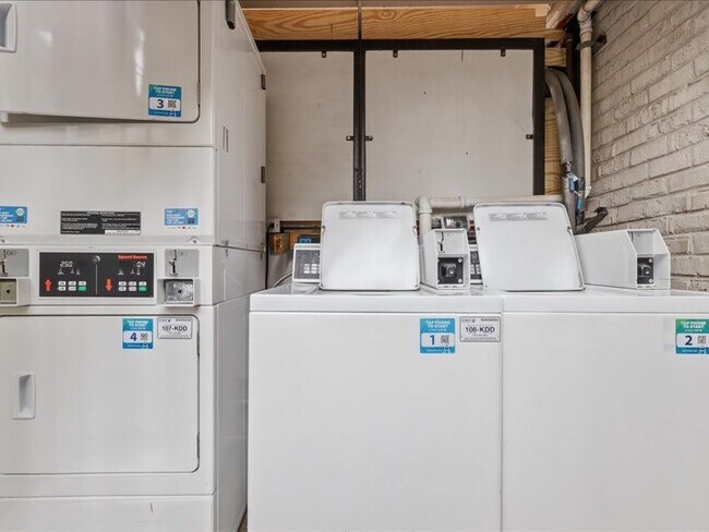 Building Photo - 1840 Richmond Ave