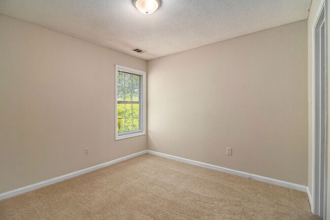 Building Photo - 3 Bedroom 2.5 Bath House