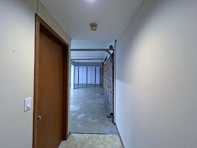 Building Photo - Gated Sound view home Des Moines area, 4 bed plus den 2.5 bath 3900 s/f, Available NOW!!!