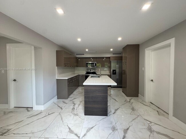 Building Photo - 15011 Coconut Ct