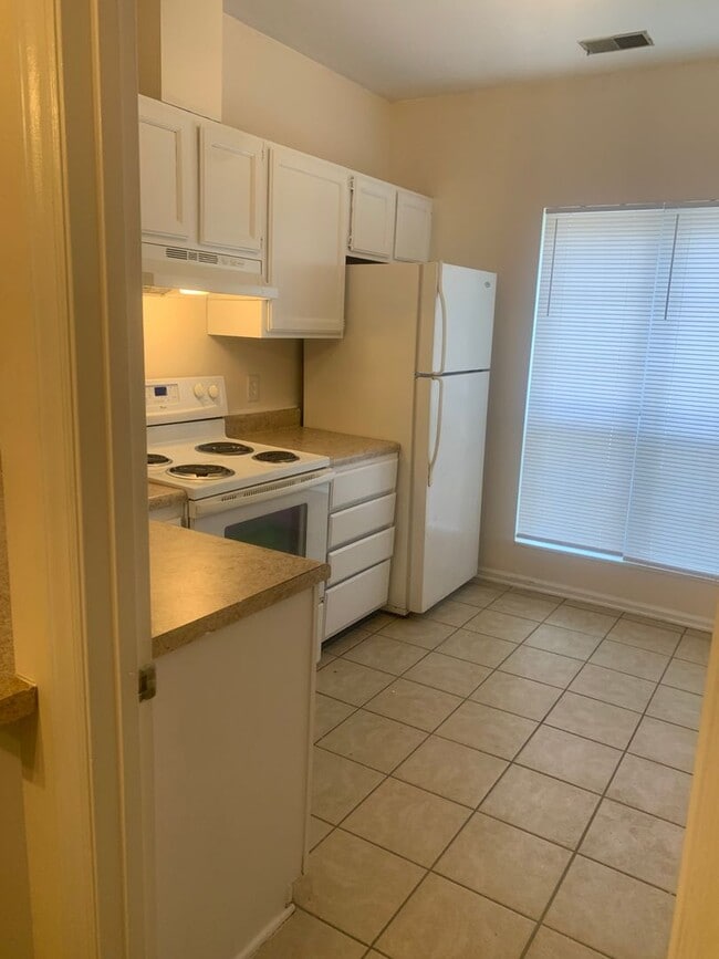 Building Photo - Great NW RALEIGH location-2 brm 2 bath ~ F...