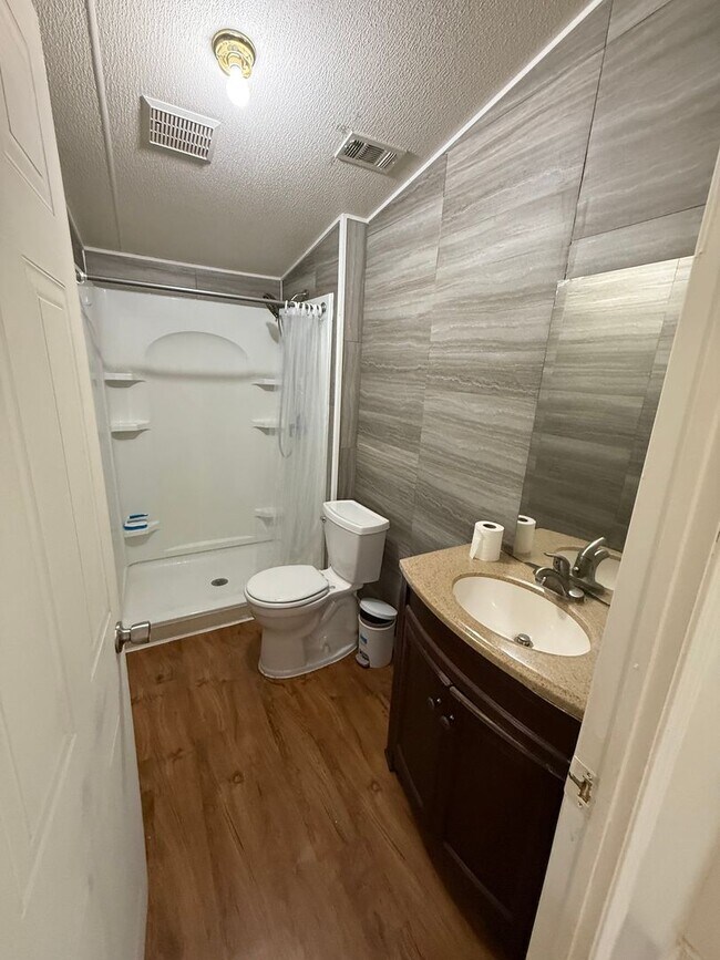 Building Photo - MOVE IN READY 4 Bed 2 Bath on 1 ACRE