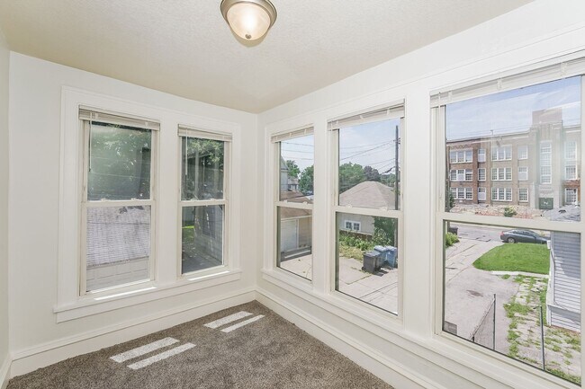 Building Photo - 1115 1/2 4th Street NE