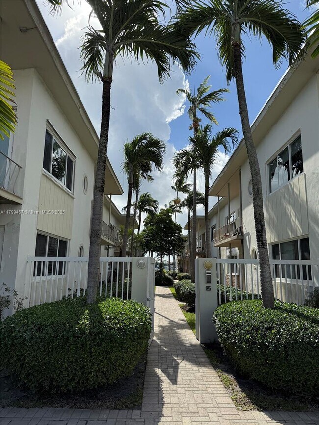 Primary Photo - 1110 Venetian Way