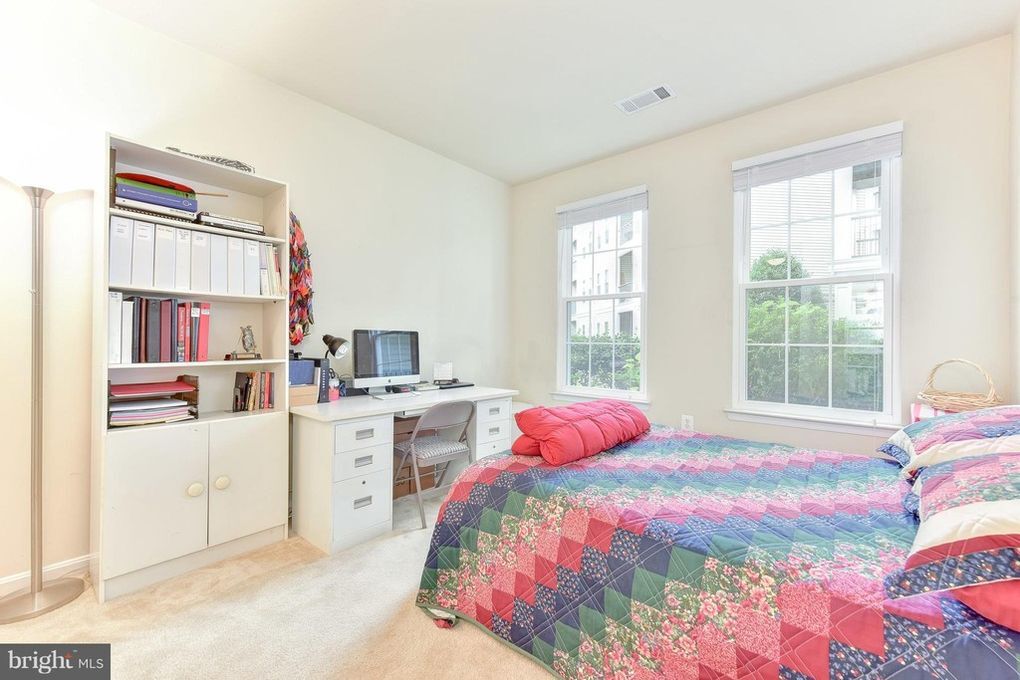 Guest Bedroom (new ceiling fan not shown) - 2321 25th St S
