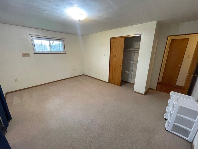 Building Photo - Beautiful 4 Bedroom, 2.5 Bathroom, 3000sq.ft Ranch! Pet Friendly!