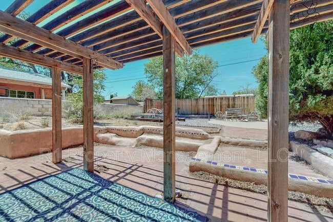 Building Photo - 1321 Lobo Pl NE