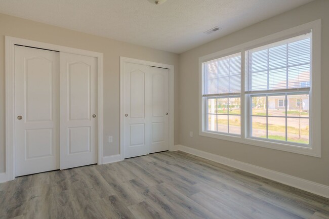 Building Photo - 2 Story on Twisted Oak | Oak Tree Townhome...