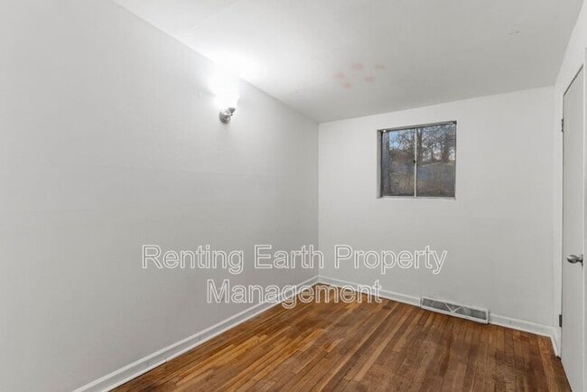 Building Photo - 801 Thomas Ave