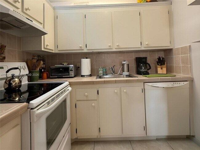 Building Photo - 551 SW 135th Ave