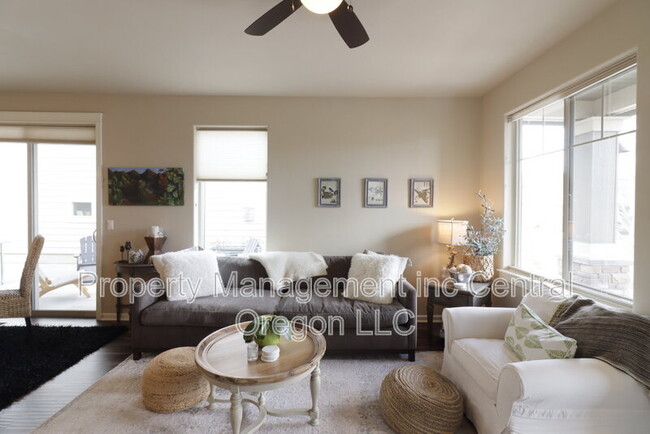 Building Photo - 2860 Yew Park Ln