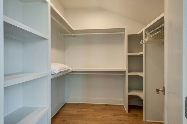 Building Photo - 102 Marshall Ct