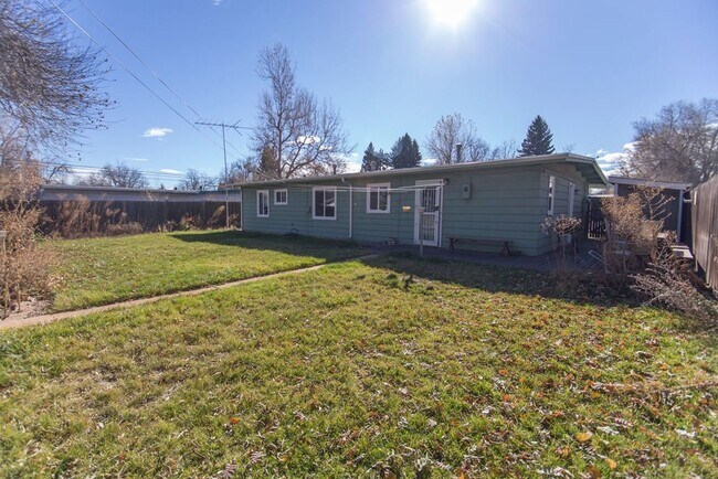 Building Photo - Students Welcome! 3 Bedroom Great Location!