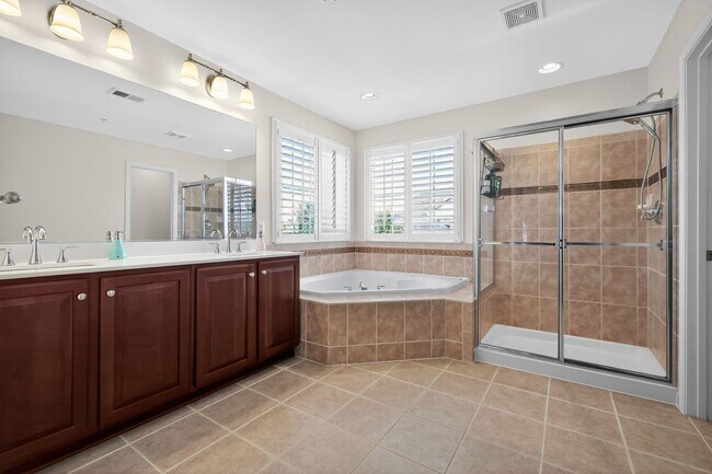 Building Photo - 4 Bed, 4.5 Bath Single Family Home in Clar...