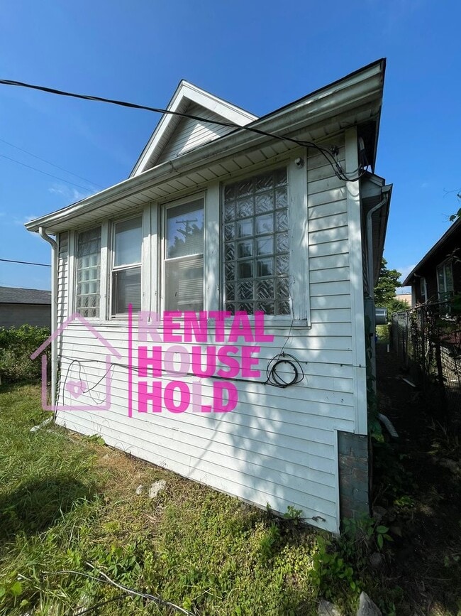 Building Photo - ~ 3 BEDROOM 1 BATH FREE PRE-SCREEN