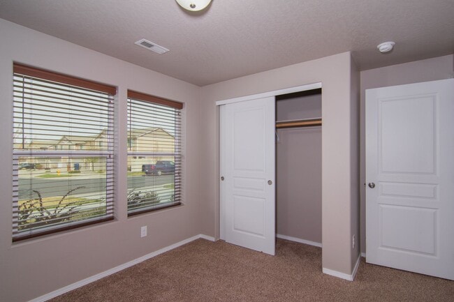 Building Photo - Single floor living 3 Bed 2 Bath home with...