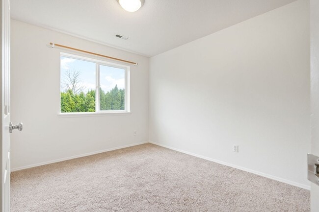 Building Photo - Beautiful Townhome in the Highly Desirable Oak Hills community!