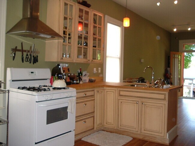 Building Photo - Darling 2br/1bath bungalow!
