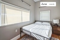 Building Photo - Private bedroom in 4 bed/1.5 bath Home