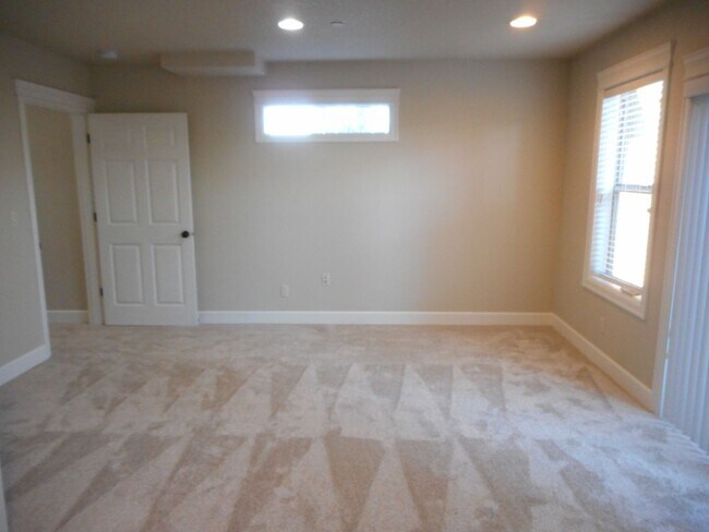 Building Photo - Luxurious Townhouse Living in Albany's Heart