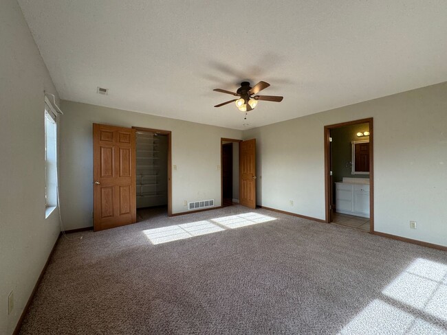 Building Photo - Summit’s Pass Beauty – Updated 3BR/2BA wit...