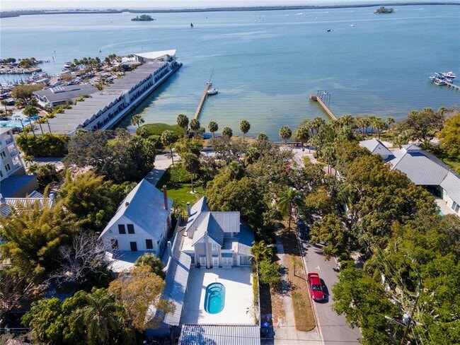 Building Photo - 835 Victoria Dr