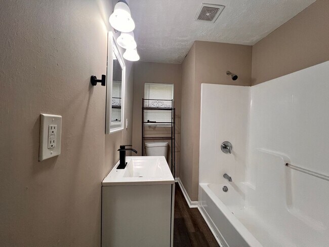 Building Photo - 4-bedroom 2 full bathroom