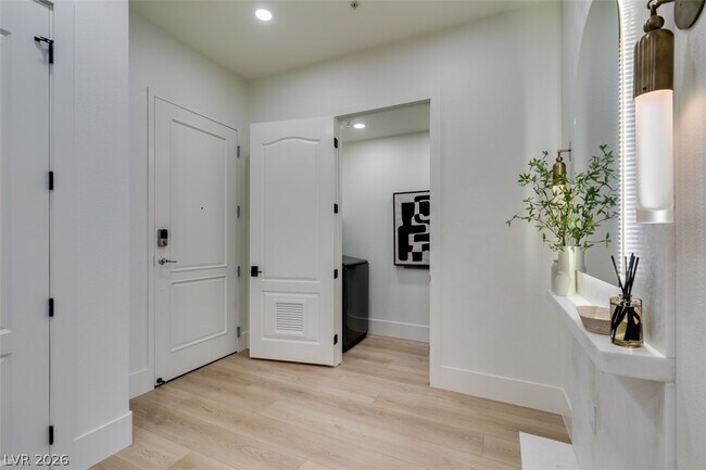 Building Photo - 32 E Serene Ave