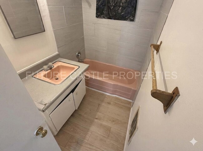 Building Photo - 310 La Veta Dr