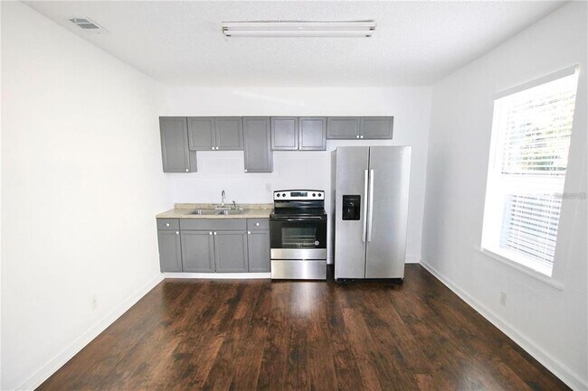 Building Photo - 610 Dundee Rd