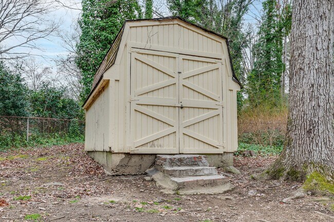 Building Photo - 3 Bedroom & 1.5 Bathroom with Huge Fenced ...