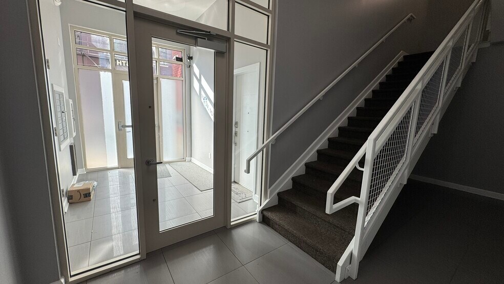 Building Photo - 116 W 15th St