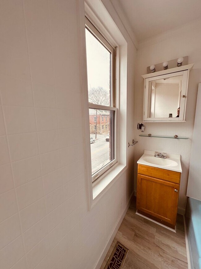 Building Photo - 118 S Queen St