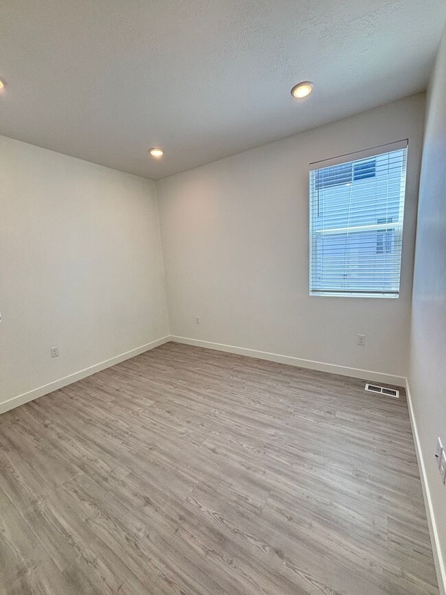 Building Photo - Your Fresh Start Awaits! 4 Weeks Rent Free + $0 Down Deposit OAC | 3 Bed Townhome in South Ogden