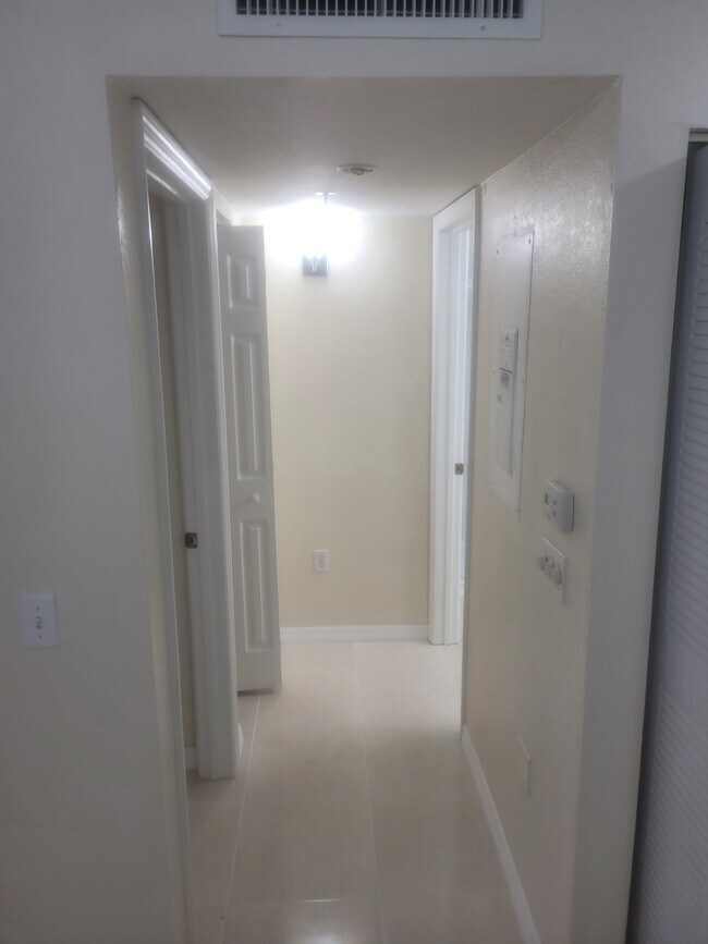 Building Photo - 850 S Tamiami Trl