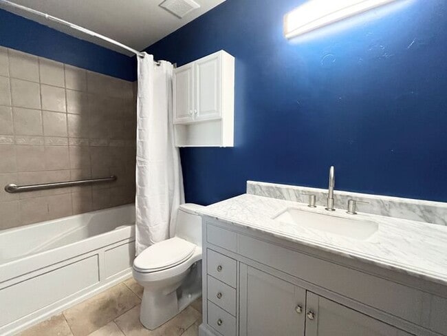 Building Photo - 3 Bd 3 Ba + Office + Den + Arizona Room!