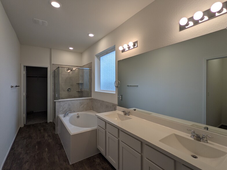 Master Bath - 100 Montauk Loop