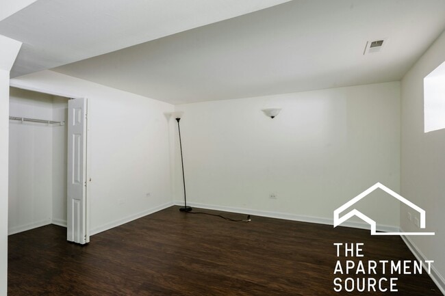 Building Photo - 2833 W Medill Ave