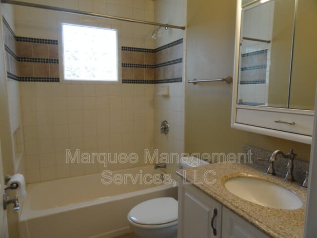 Building Photo - 546 Kelly St