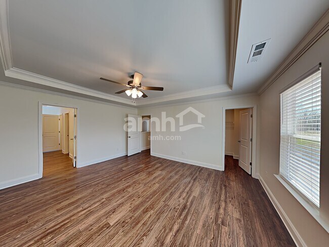 Building Photo - 1360 Lomond Dr