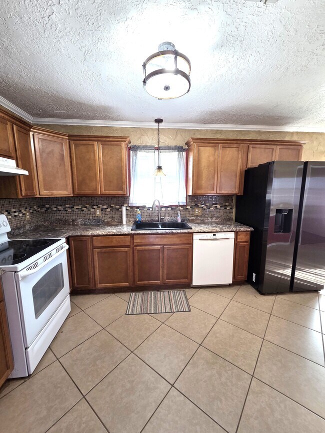 Building Photo - 121 County Rd 637